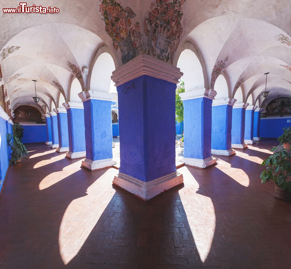 Immagine Un particolare del chiostro di Santa Catalina, Arequipa, Perù. Questa cittadella religiosa all'interno di Arequipa è un susseguirsi di giardini, chiostri, parchi e sale.