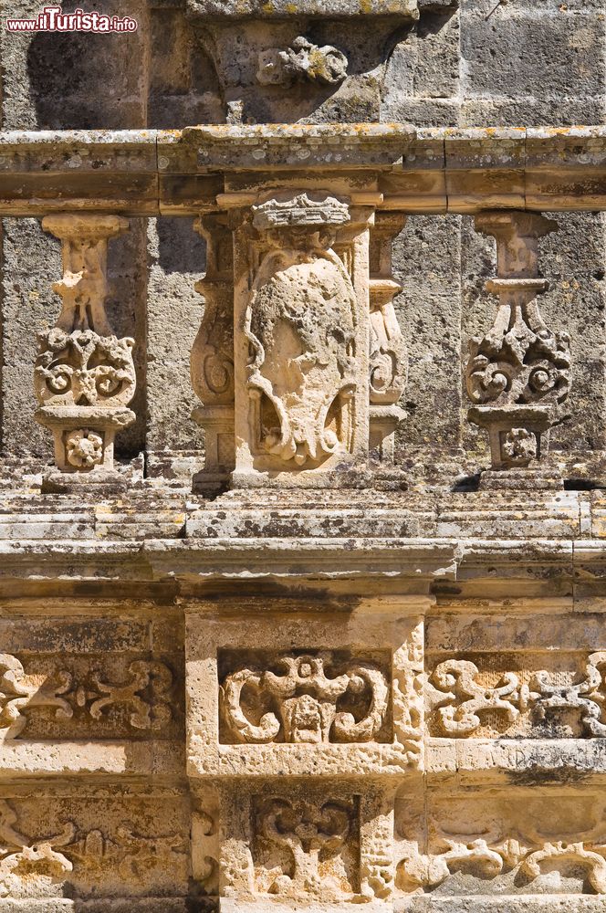 Immagine Un particolare della barocca colonna di Sant'Andrea a Presicce in Puglia.