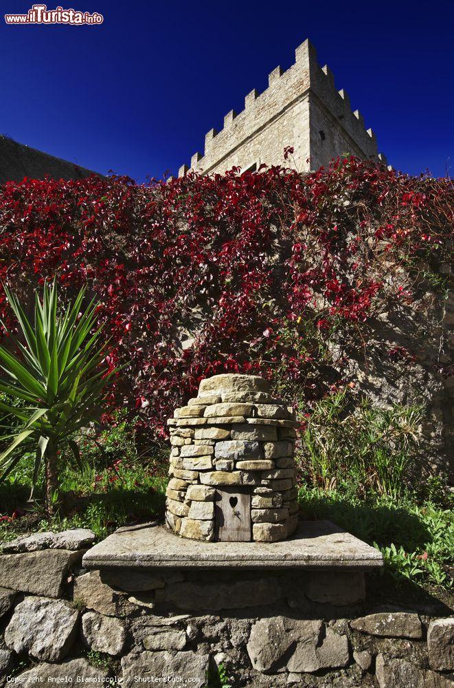 Immagine Un particolare di Montalbano Elicona e il suo castello medievale - © Angelo Giampiccolo / Shutterstock.com