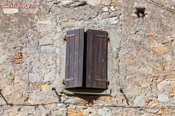 Immagine Un particolare di una casa del borgo medievale in sasso di Giglio Castello