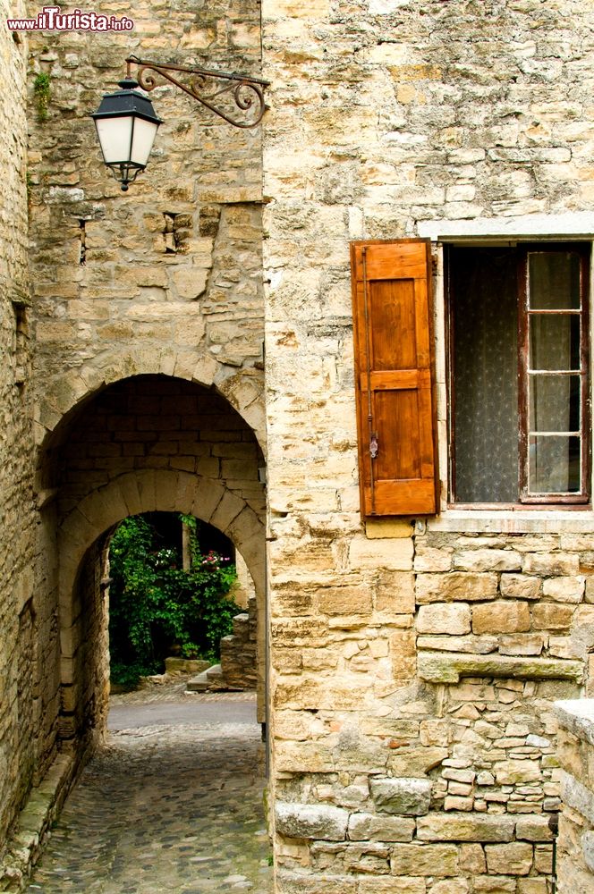 Immagine Un passaggio ad arco nel borgo medievale di Anduze, Francia.