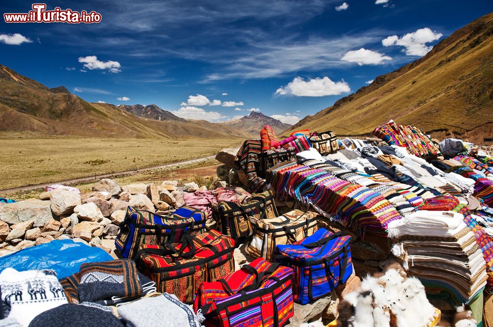 Immagine Un piccolo mercato artigianale a Abra la Raya a Puno, Perù. Questo passo montano con i suoi 4.338 metri di altezza rappresenta il punto più alto sulla strada per Cuzco.