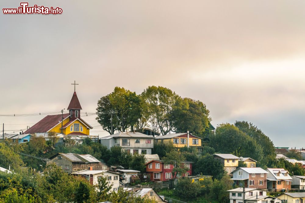 Immagine Un piccolo quartiere di Puerto Montt, Cile, con le case in cima alla collina.