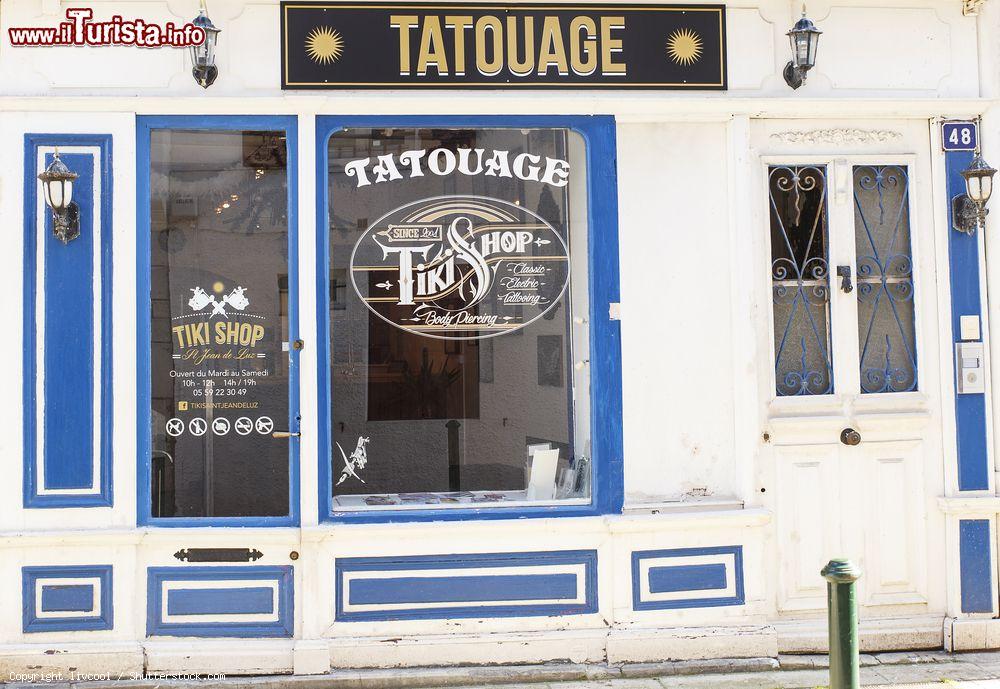 Immagine Un piccolo studio di tattoo nel villaggio di Saint-Jean-de-Luz, Francia - © livcool / Shutterstock.com