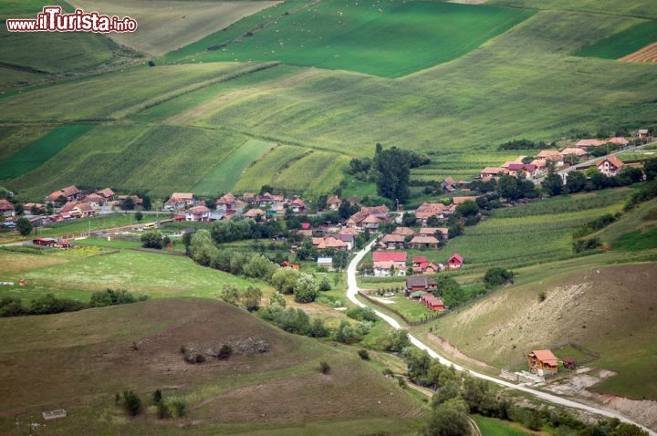 Immagine Un piccolo villaggio della regione di Turda in Romania - © GoGri / Shutterstock.com