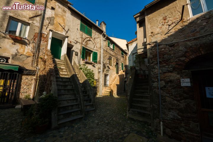 Immagine Un pittoresco angolo del centro di Albissola Marina, Savona, Liguria - © gab90 / Shutterstock.com