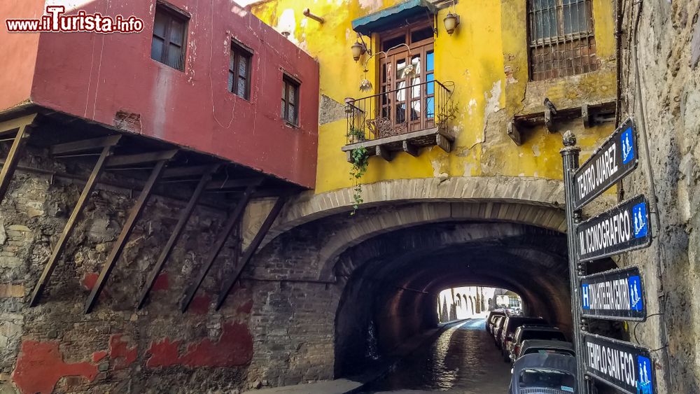 Immagine Un pittoresco angolo nascosto della cittadina di Guanajuato, Messico, con case storiche.
