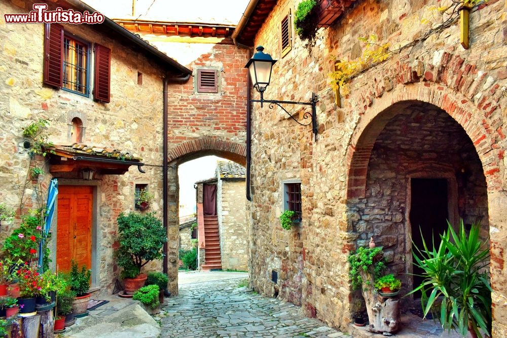 Immagine Un pittoresco angolo panoramico del vecchio borgo di Montefioralle, Greve in Chianti, Toscana.