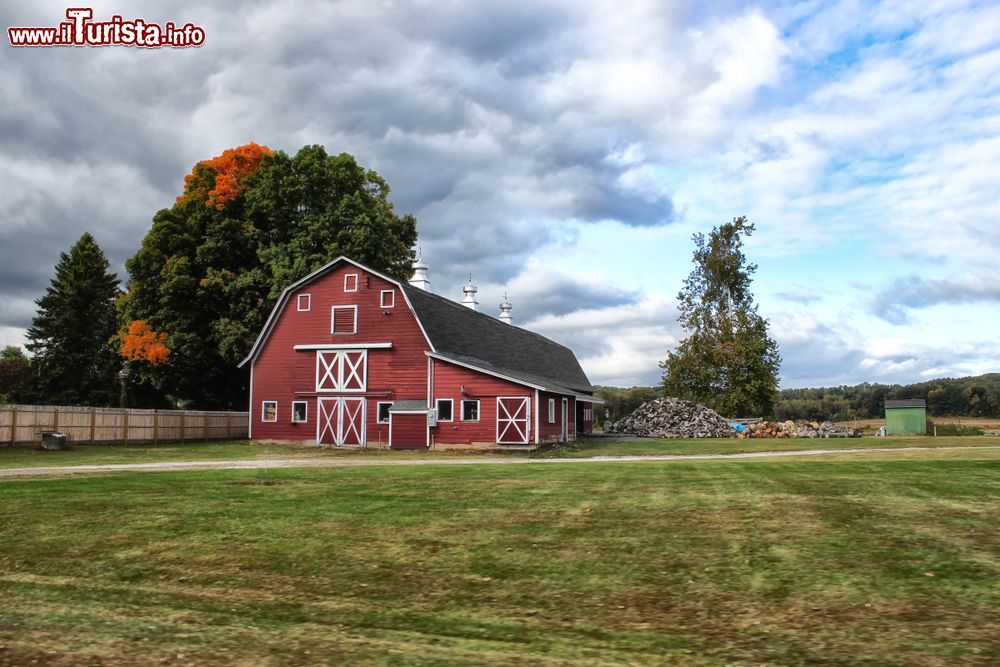 Immagine Un pittoresco fienile rosso nelle campagne del Connecticut, USA.