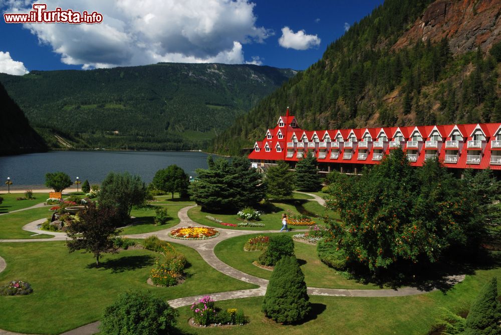 Immagine Un pittoresco hotel nella valle di Revelstoke, Canada. La fondazione di questa località risale al 1880 quando la Canadian Pacific Railway iniziò a costruire da queste parti.