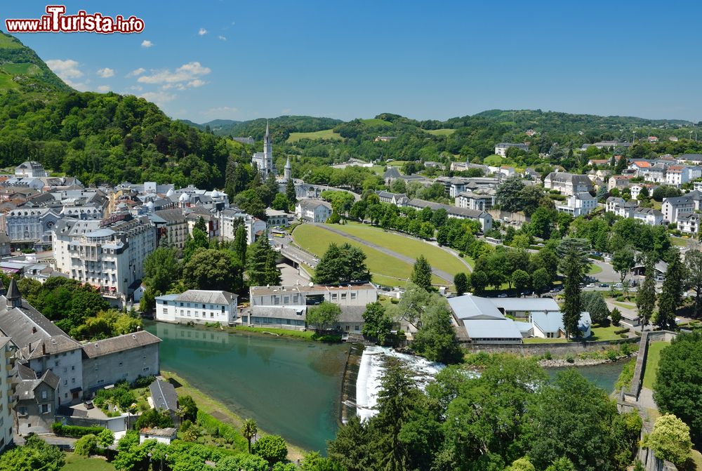 Immagine Un pittoresco panorama della verdeggiante Lourdes ai piedi dei Pirenei, Francia.
