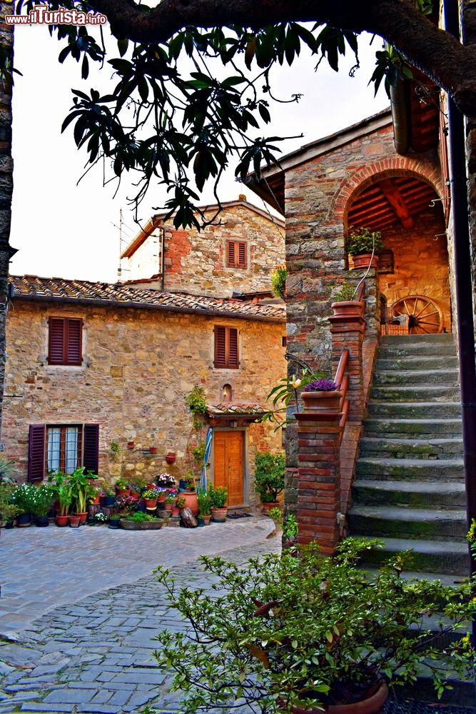 Immagine Un pittoresco scorcio del borgo toscano di Montefioralle. Il giallo ocra dei muri schiariti dal sole rivela la segreta bellezza di questo angolo di terra in provincia di Firenze.