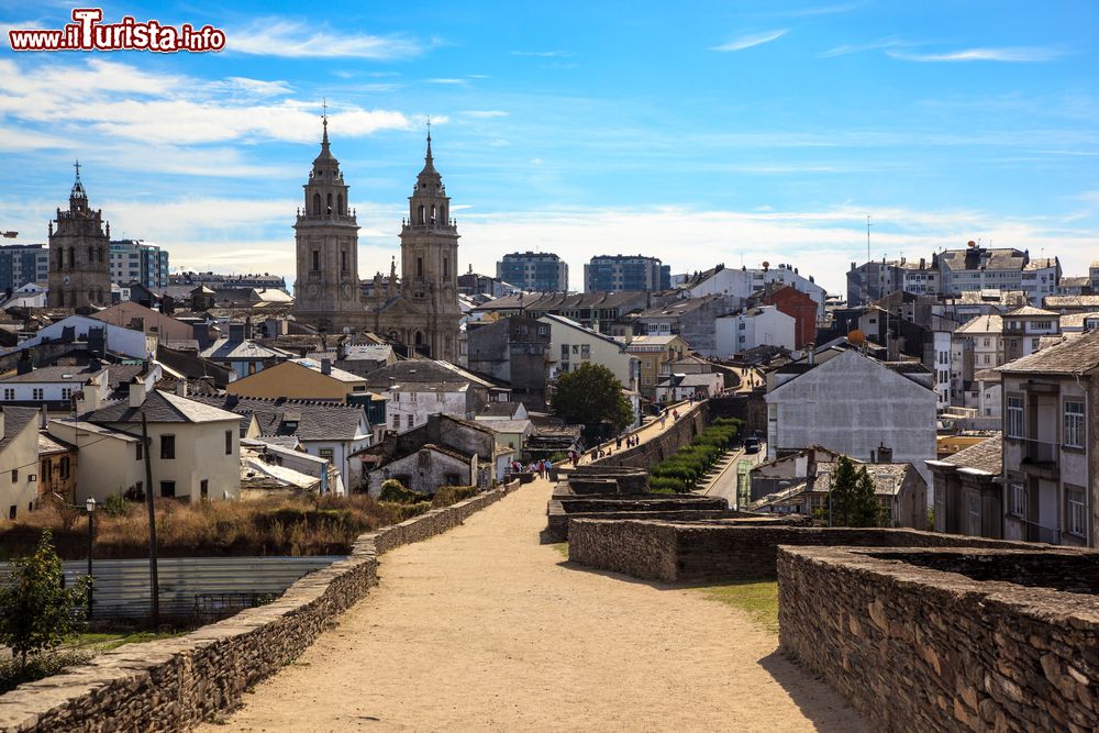 Immagine Un pittoresco scorcio del centro storico di Lugo con cattedrale e mura, Spagna.