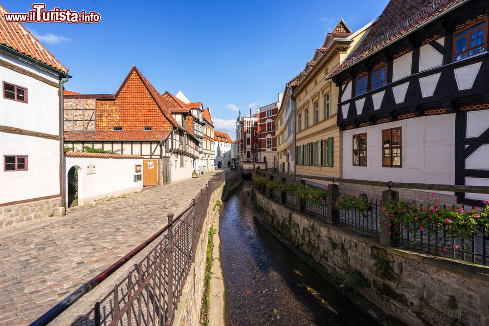 Immagine Un pittoresco scorcio della cittadina di Quedlinburg, Germania. Di particolare interesse è l'architettura a graticcio, con travi in legno sulle facciate, di molti suoi edifici.