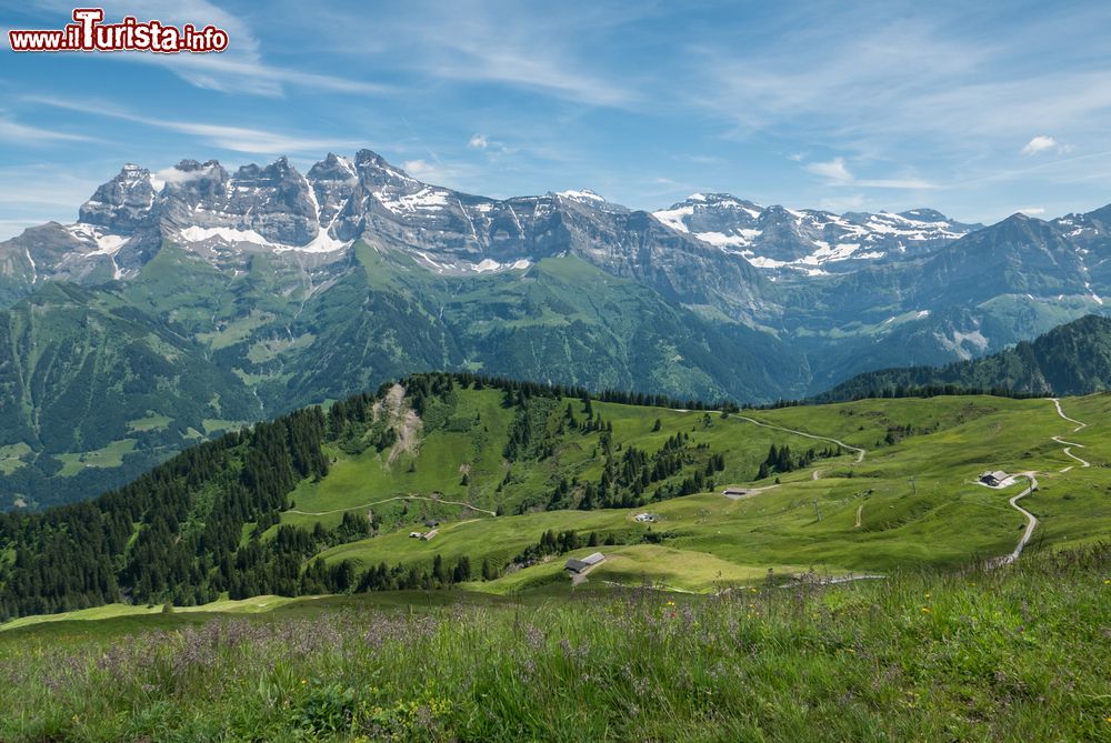 Immagine Un pittoresco scorcio paesaggistico delle Alpi svizzere fotografate sopra a Champery verso Les Dents du Midi.