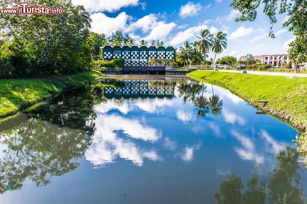 Immagine Un pittoresco scorcio paesaggistico di Paramaribo, Suriname. Qui il clima è tipicamente tropicale con temperature che difficilmente scendono sotto i 25 gradi.