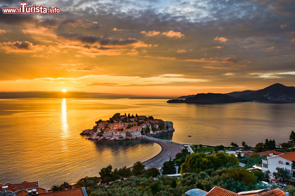 Immagine Un pittoresco tramonto sulla penisola di Sveti Stefan, Montenegro. A visitare questa località sono stati personaggi celebri come Orson Welles, Sophia Loren e la principessa Margaret.