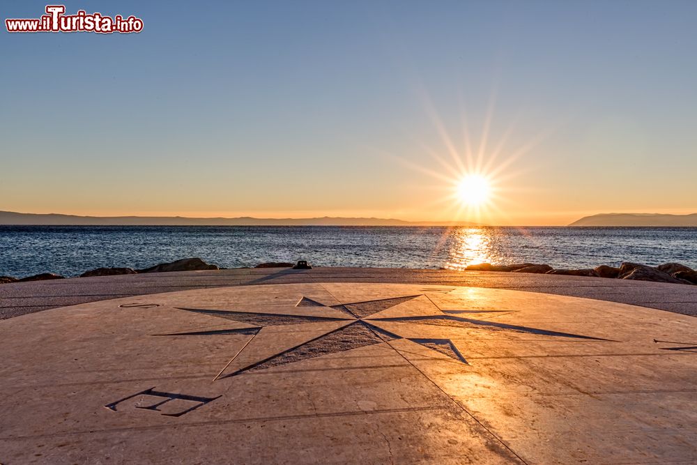 Immagine Un pittoresco tramonto sulla spiaggia di Tucepi, Croazia.