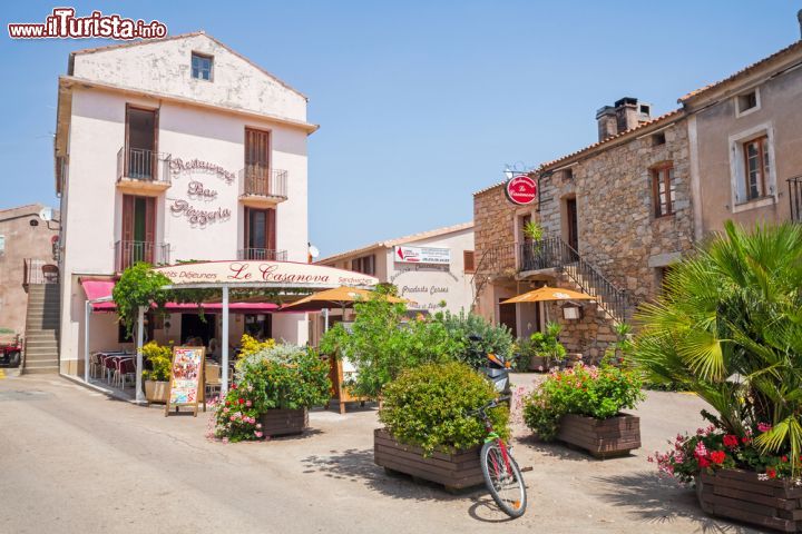 Immagine Un pizzeria nel centro di Piana in Corsica, uno dei Villaggi più belli di Francia - © Eugene Sergeev / Shutterstock.com