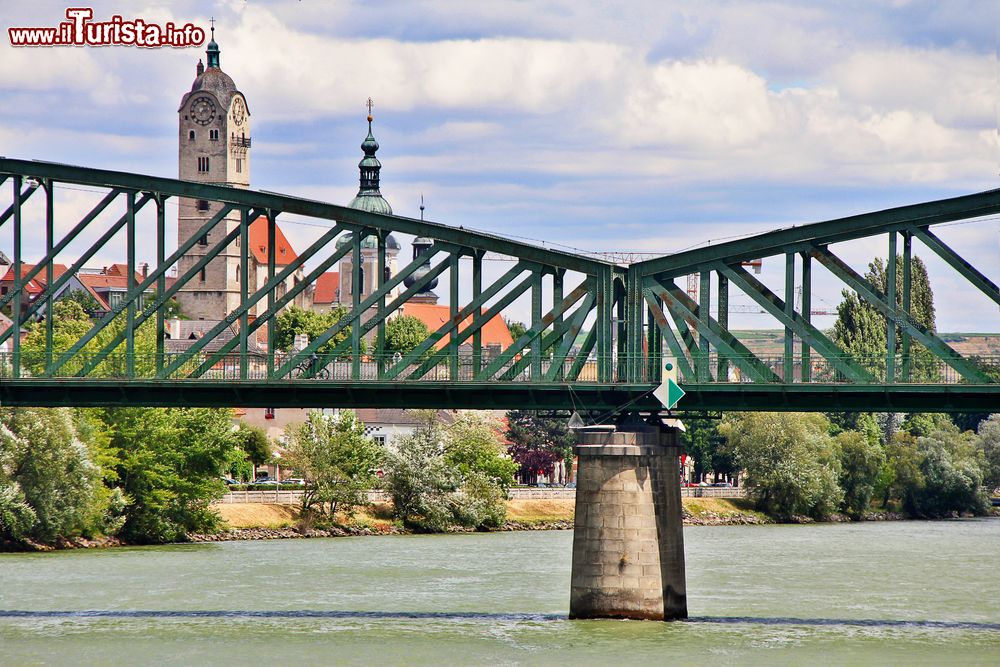 Immagine Un ponte a Krems an der Donau, Austria. Sullo sfondo alcuni edifici religiosi di questa cittadina che dal 2000 fa parte del Patrimonio Mondiale dell'Unesco.