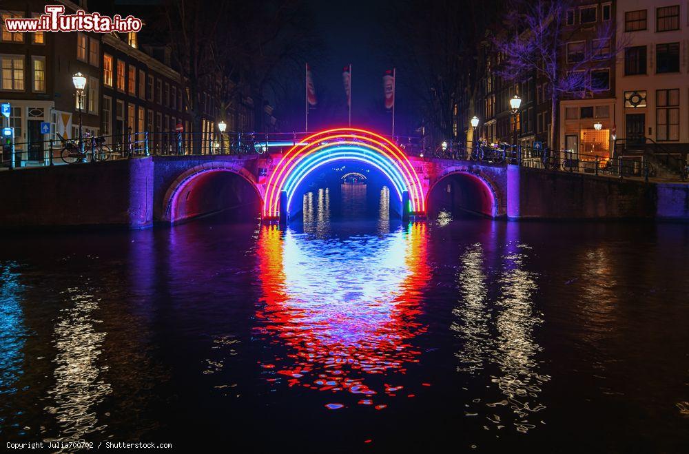 Immagine Un ponte illuminato nel centro storico di Amsterdam in occasione del Festival delle Luci, che si svolge tra la fine dell'autunno e l'inizio dell'inverno ogni anno - foto © Julia700702 / Shutterstock.com