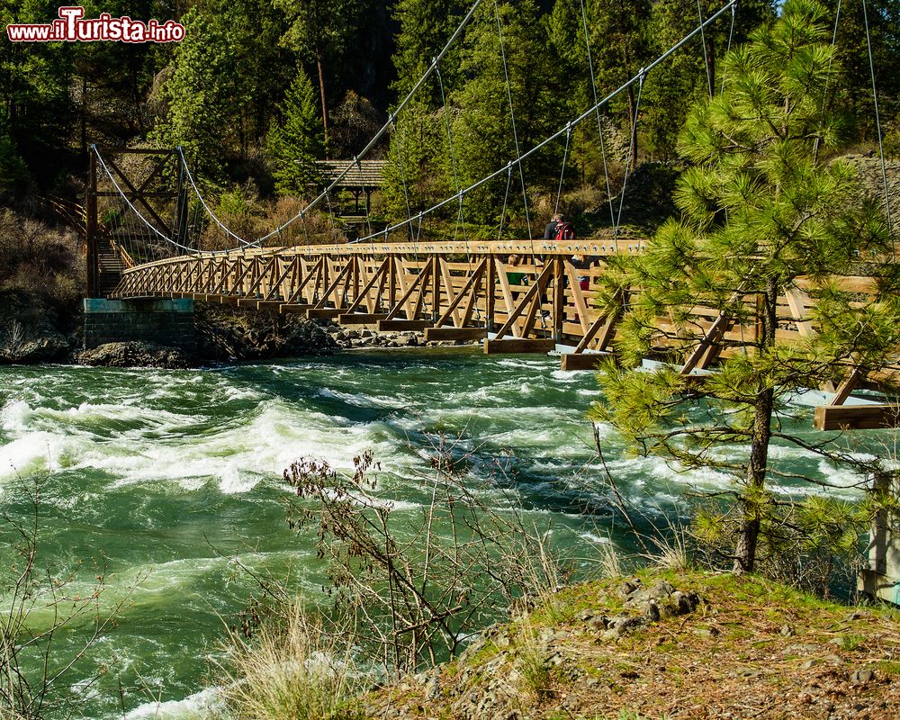 Immagine Un ponte sospeso attraverso il fiume Spokane, Washington, Stati Uniti d'America. Quest'area piena di bellezze naturali e storiche è una delle meraviglie della città di Spokane. Da non perdere sono le formazioni di basalto.