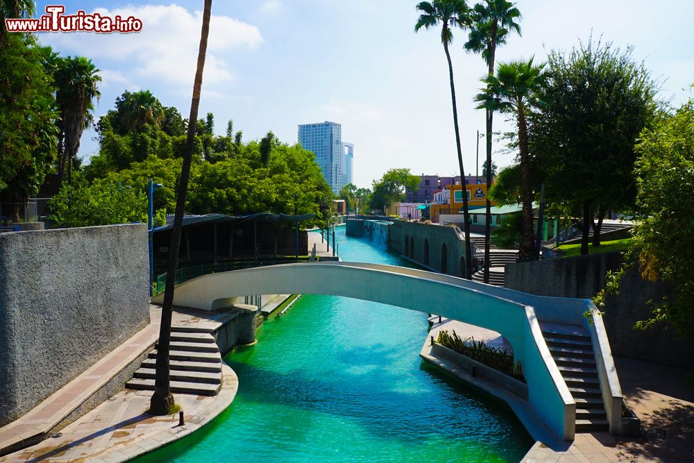 Immagine Un ponticello sul canale che attraversa la città di Monterrey, Messico.