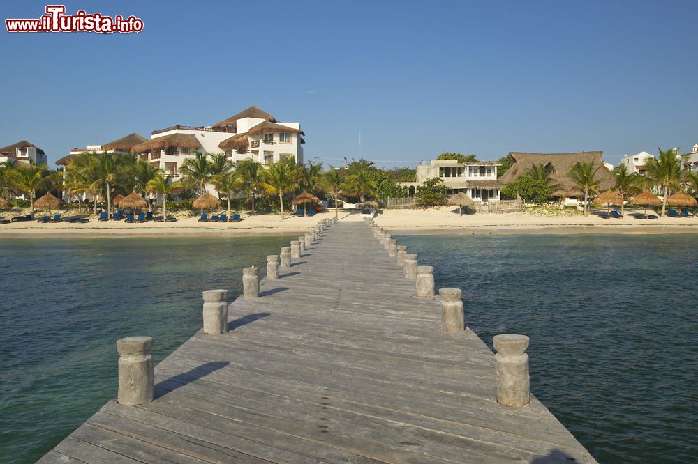 Immagine Un ponticello sull'acqua a Puerto Morelos, Yucatan, Messico.