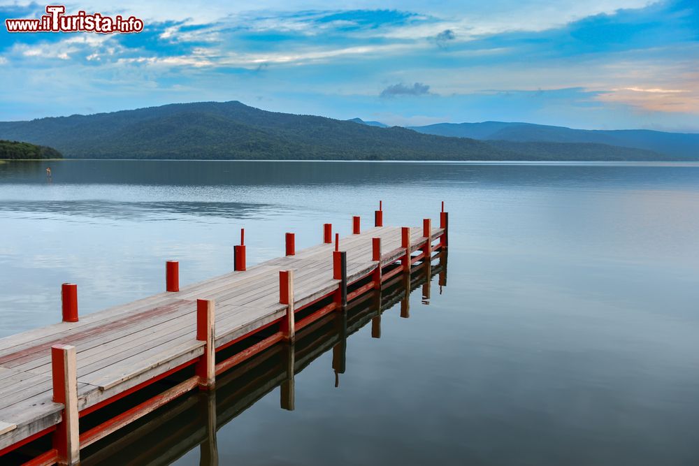 Immagine Un pontile in legno sul lago Akan, Akan National Park, Giappone.