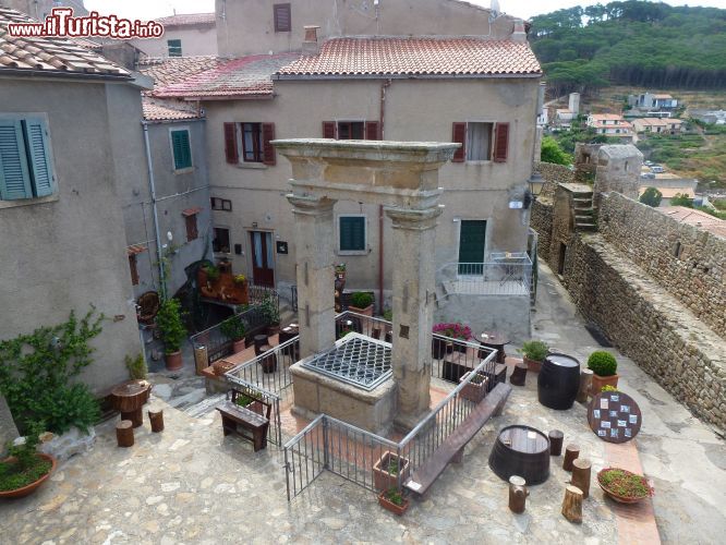 Immagine Un pozzo a fianco della rocca aldobrandesca e la cinta muraria di GIglio Castello