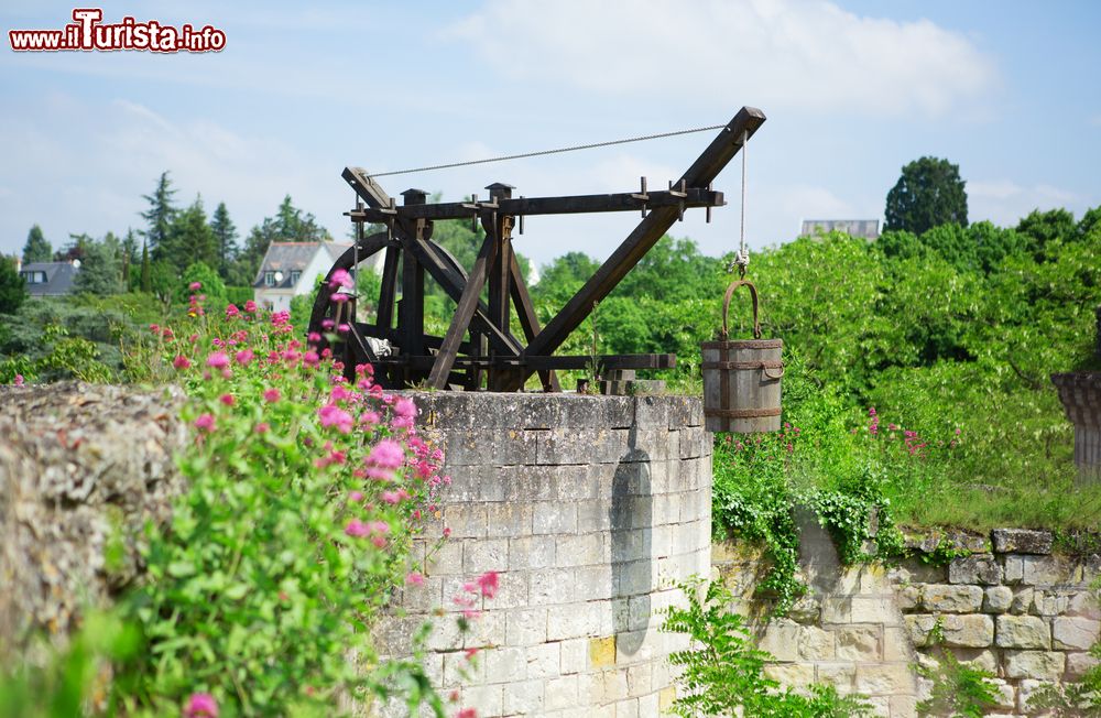 Immagine Un pozzo medievale a Chinon, regione Centro (Francia).