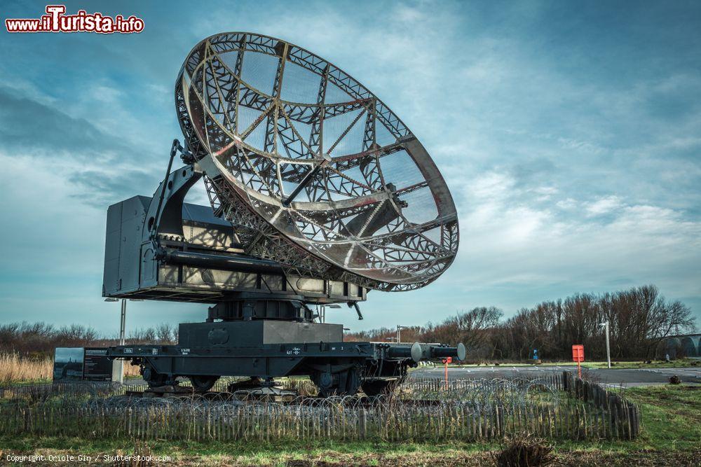 Immagine Un radar al museo all'aperto Atlantikwall a Ostenda, Belgio. Questo museo militare nei pressi della città di Ostenda conserva le fortificazioni del Muro Atlantico risalenti alla Prima e alla Seconda guerra mondiale - © Oriole Gin / Shutterstock.com