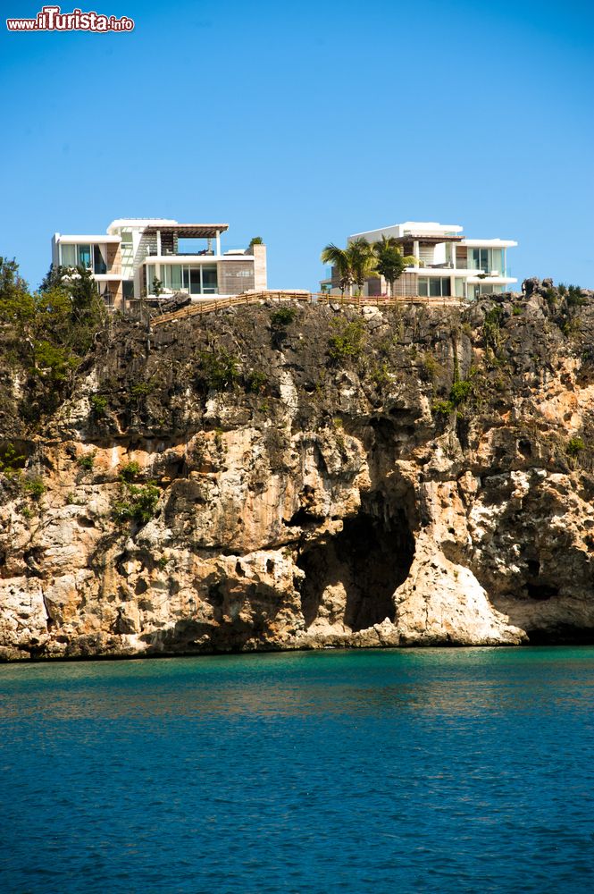 Immagine Un resort di lusso a picco su una piccola baia a Anguilla, America Centrale. 