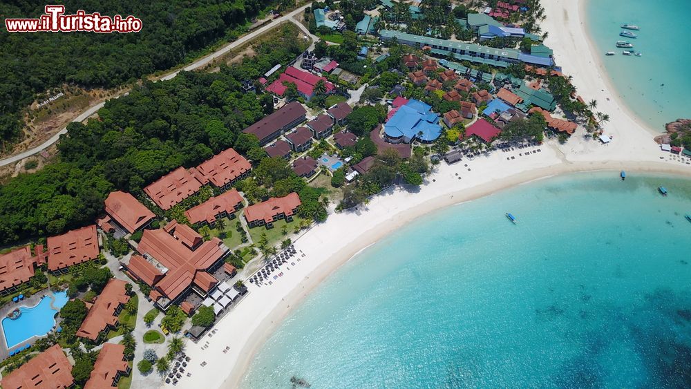 Immagine Un resort di lusso sulla spiaggia dell'isola di Redang, Malesia, visto durante un volo in elicottero.