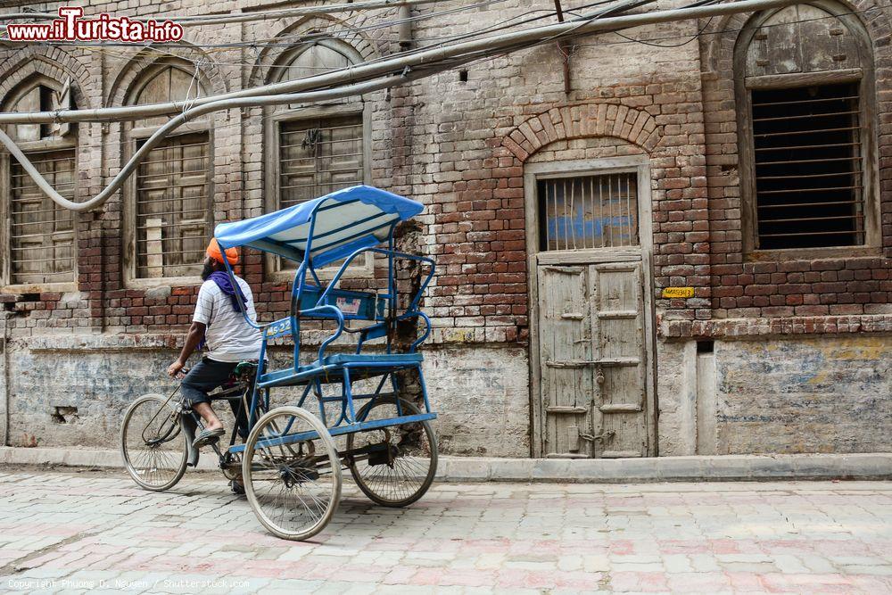 Immagine Un risciò lungo le strade del centro di Amritsar, Punjab, India. Siamo in una delle più grandi località dello stato indiano del Punjab oltre che in una città santa per i fedeli sikh - © Phuong D. Nguyen / Shutterstock.com