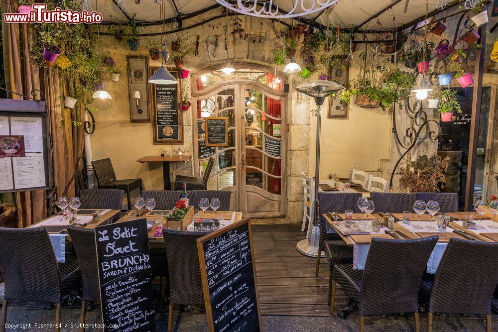 Immagine Un ristorante a Mougins in Francia, Costa Azzurra - © Fishman64 / Shutterstock.com