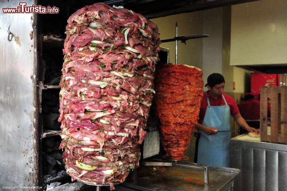 Immagine Un ristorante di carne da grigliare a Puebla, Messico. Gli spagnoli introdussero la carne degli animali domestici nell'alimentazione dei nativi messicani a partire dal 15° secolo - © ChameleonsEye / Shutterstock.com