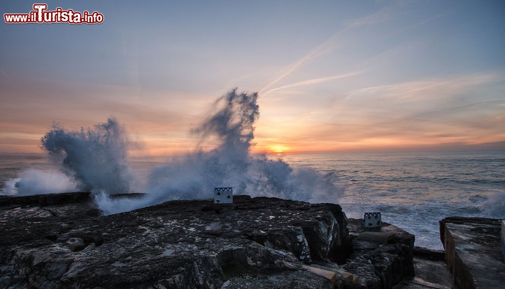 Immagine Un romantico belvedere lungo il mare al tramonto, Ericeira, Portogallo.