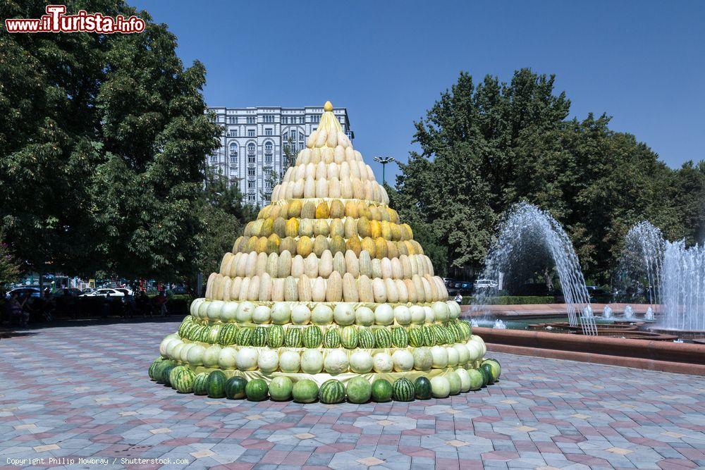 Immagine Un singolare monumento di meloni nel centro della città di Dushanbe, Tagikistan - © Philip Mowbray / Shutterstock.com