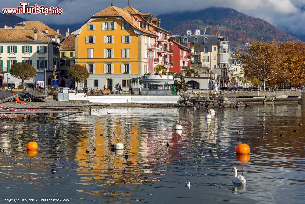 Immagine Un suggestico scorcio di Vevey affacciata sul lago di Ginevra in autunno, Svizzera - © stoyanh / Shutterstock.com