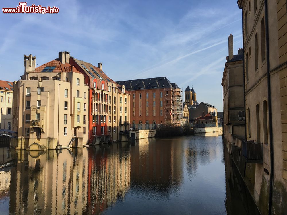 Immagine Un suggestivo angolo della cittadina di Metz, Francia, con gli edifici riflessi nelle acque del canale.