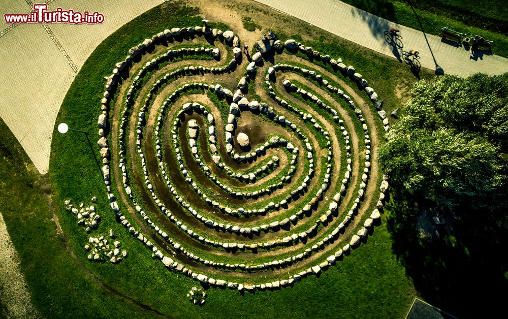 Immagine Un suggestivo labirinto in pietra in un parco di Siauliai, Lituania, fotografato dall'alto con un drone.