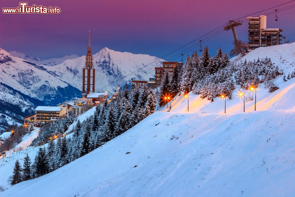 Immagine Un suggestivo paesaggio innevato all'alba nel villaggio di Les Menuires, Francia.