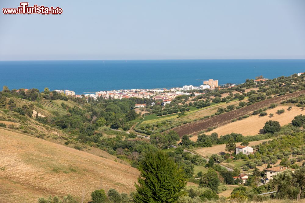 Immagine Un suggestivo panorama dall'alto di Roseto degli Abruzzi, Teramo (Abruzzo). La cittadina appartiene al gruppo delle cosiddette "sette sorelle", le principali località turistiche della riviera abruzzese.