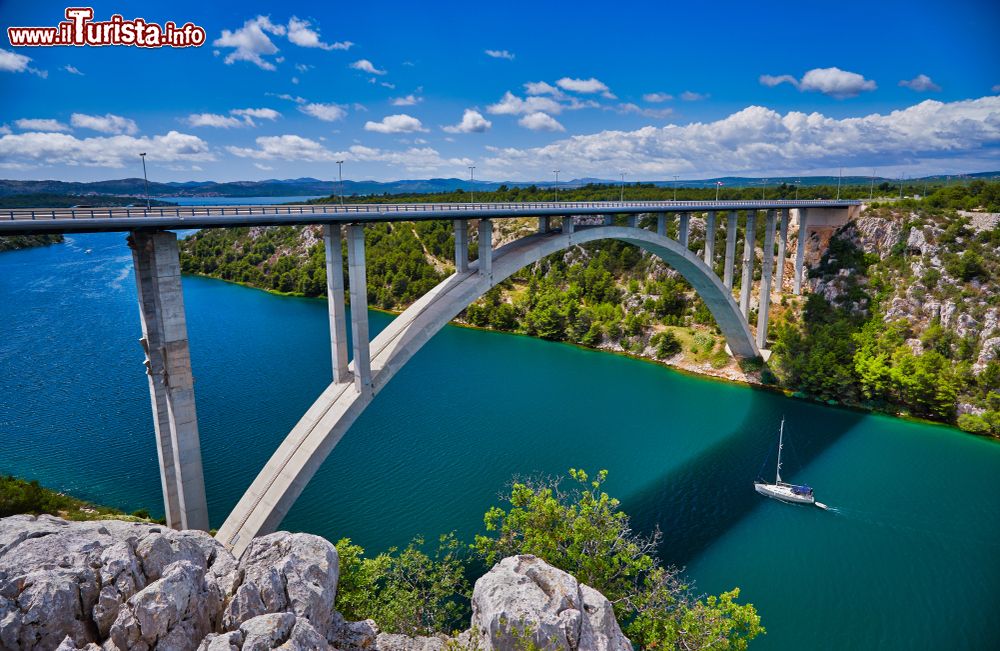 Immagine Un suggestivo panorama del ponte Sibenik sul fiume Krka a Skradin, Croazia. Lungo 391 metri, questo ponte in calcestruzzo attraversa il Krka a un'altezza di 65 metri.