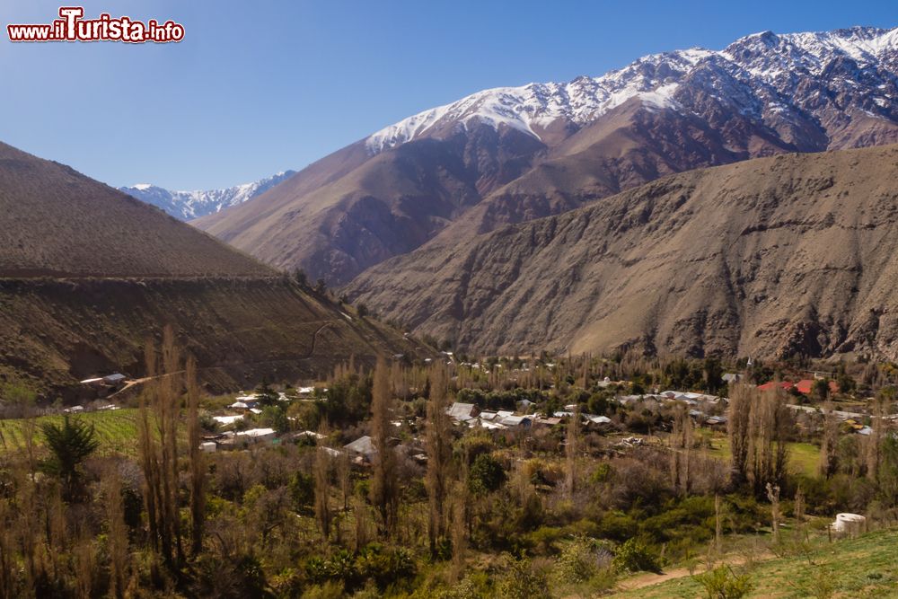 Immagine Un suggestivo panorama di Pisco Elqui, Cile. Nel corso della storia il nome di questo centro abitato è cambiato più volte: La Greda sino al 1873 prima e poi La Reunion (sino al 1936).