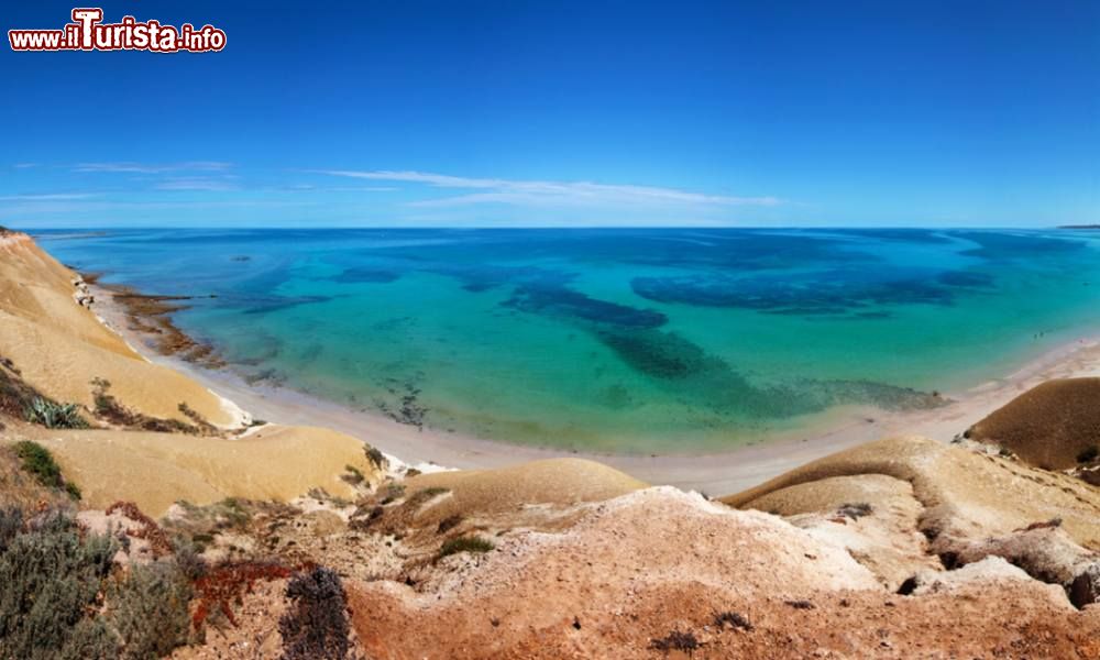 Immagine Un suggestivo panorama di Port Willunga a Adelaide, Australia. Siamo in una delle spiagge più frequentate del sud del paese a una quarantina di km dalla città di Adelaide. Il litorale di sabbia soffice è dominato da scogliere dove un tempo i pescatori scavavano delle grotte per immagazzinare le barche e le reti da pesca.