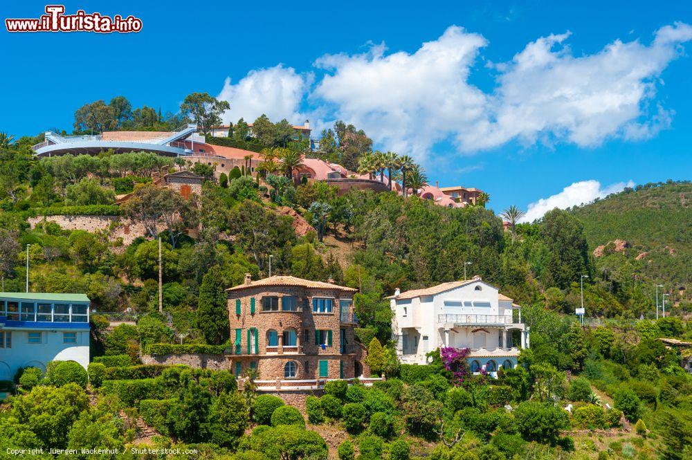 Immagine Un suggestivo panorama di Théoule-sur-Mer con il Palais Bulles, Provenza-Alpi-Costa Azzurra (Francia) - © Juergen Wackenhut / Shutterstock.com