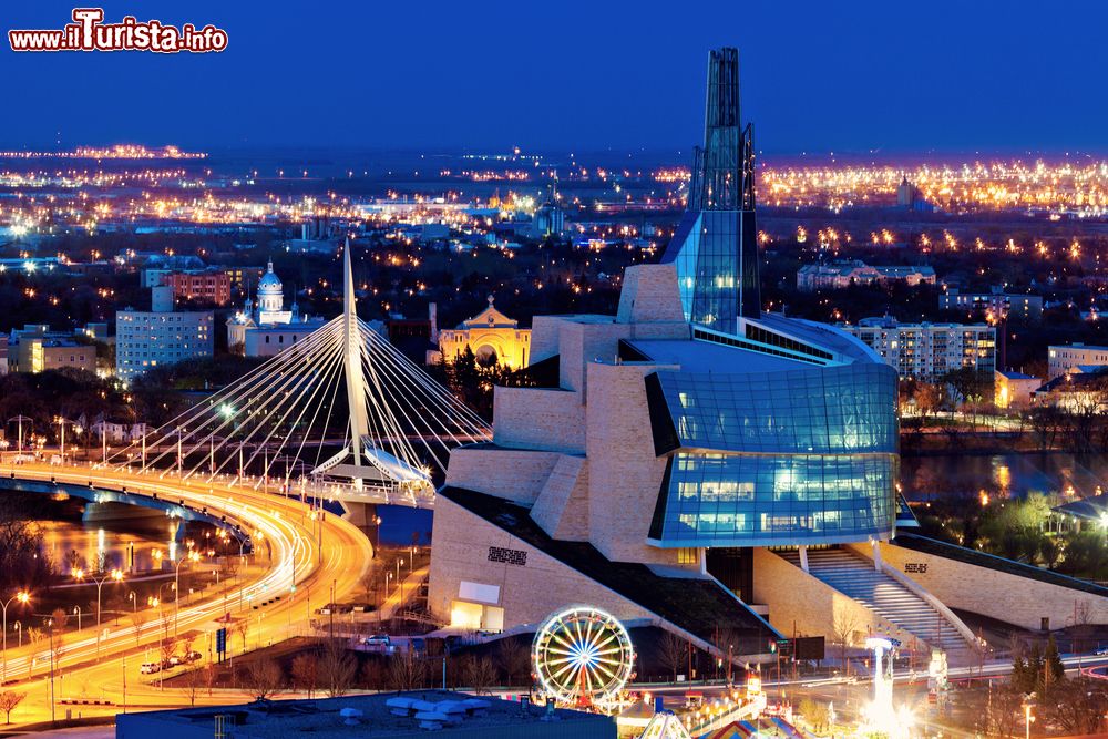 Immagine Un suggestivo panorama serale di Winnipeg, Manitoba (Canada): la skyline illuminata della capitale nonché più popolosa città di questa provincia.