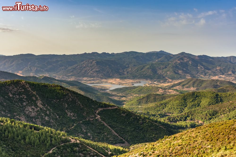 Immagine Un suggestivo panorama sul lago di Posada, Sardegna. Seppur artificiale, è uno dei bacini lacustri più belli di tutta la regione. E' sorto con la costruzione della diga Maccheronis sul fiume Posada.